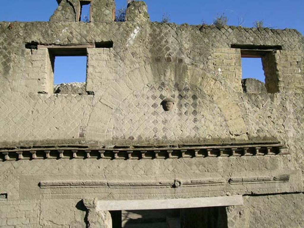 VI.29, Herculaneum. May 2006. Detail of upper floor above doorway. Photo courtesy of Nicolas Monteix.